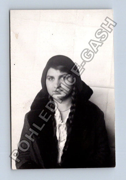 Stará fotografie mladá žena s copy (BM26721)