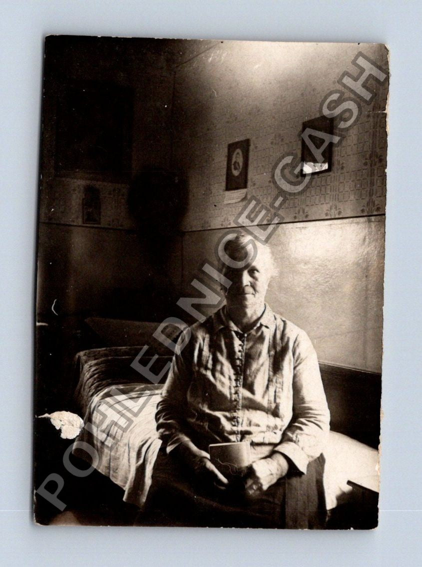 Stará fotografie starší osoba v interiéru (BM26722)