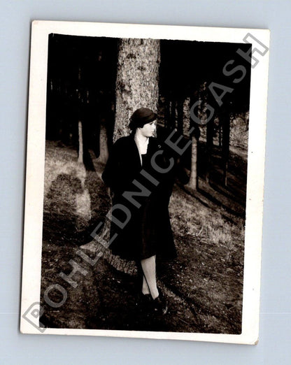 Stará fotografie ženy opřené o strom (BM26724)