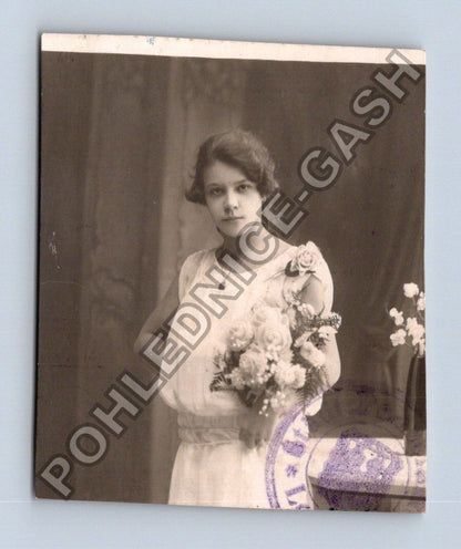 Pohlednice mladá žena s kyticí květin (BM26725)