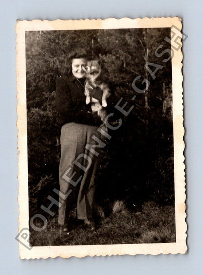 Stará fotografie mladá žena ležící v trávě (BM26728)