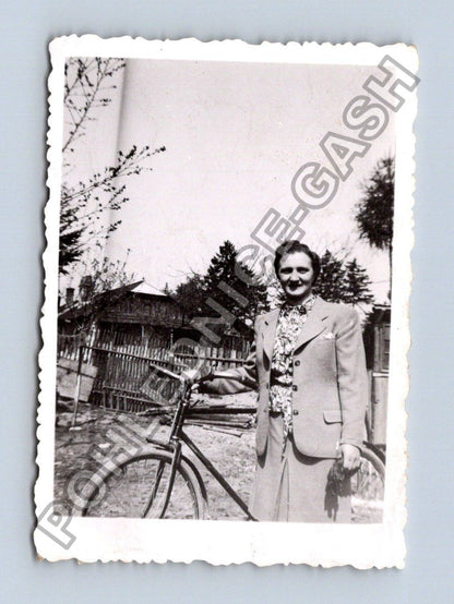 Stará fotografie muž s jízdním kolem venku (BM26732)
