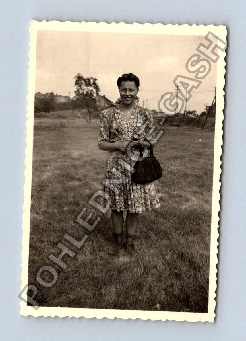 Stará fotografie usměvavá žena v šatech (BM26734)