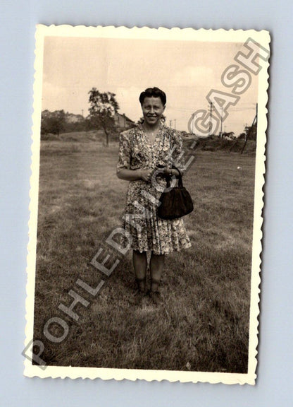 Stará fotografie usměvavá žena v šatech (BM26734)
