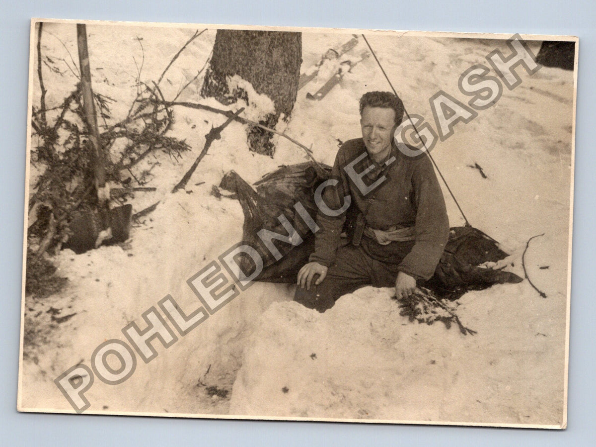Stará fotografie muž v zimní krajině (BM26737)