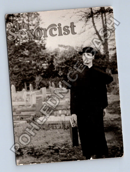 Stará fotografie postava na hřbitově s textem The Sexorcist (BM26739)