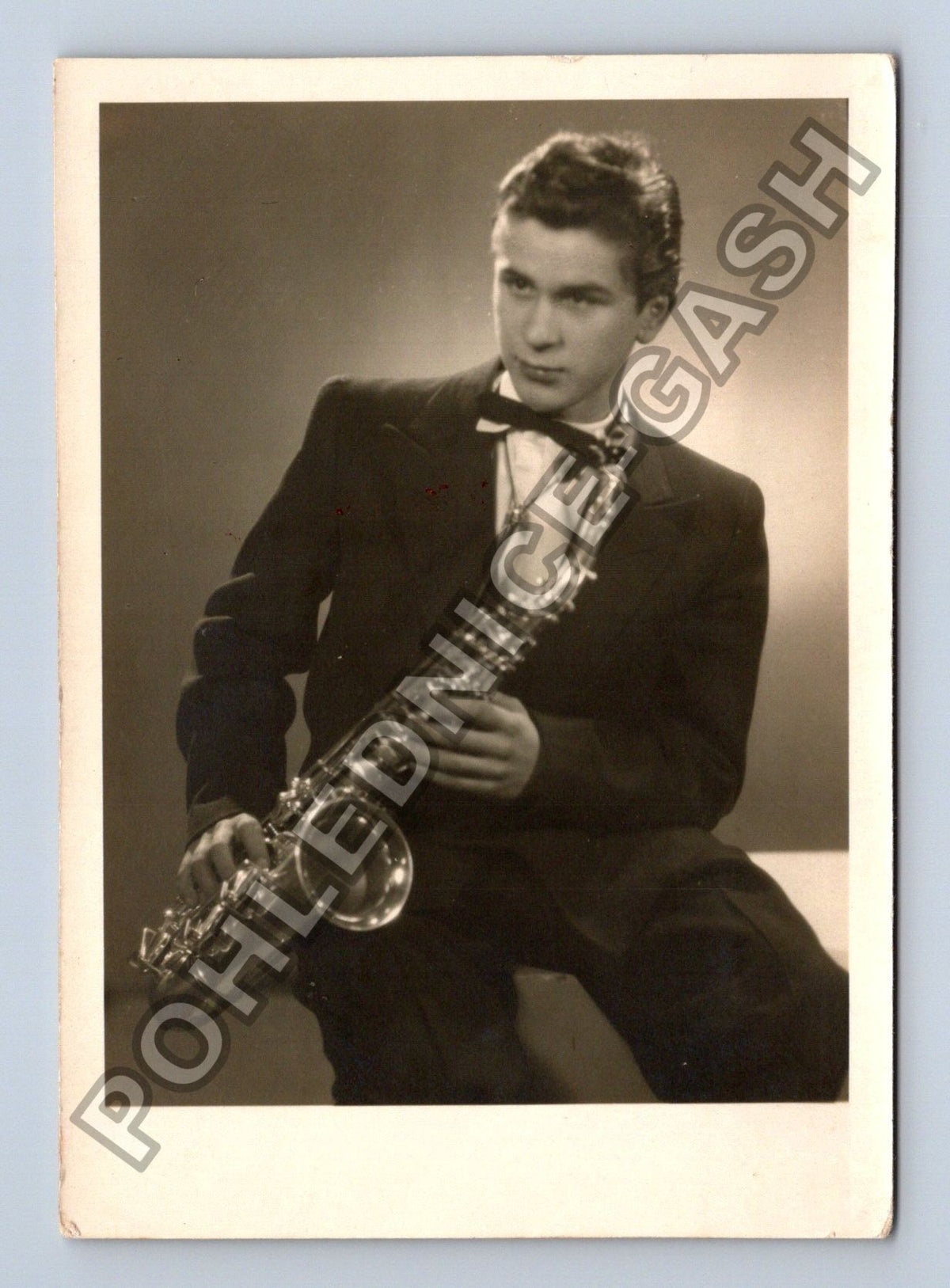 Stará fotografie mladý muž se saxofonem (BM26741)