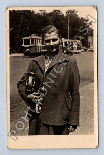 Stará fotografie mladý muž v obleku s brýlemi (BM26744)
