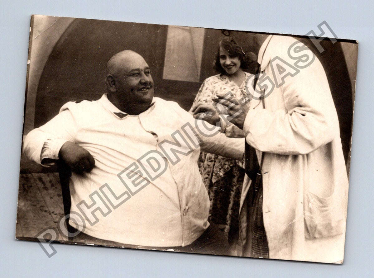 Stará fotografie muži a žena silný muž (BM26746)