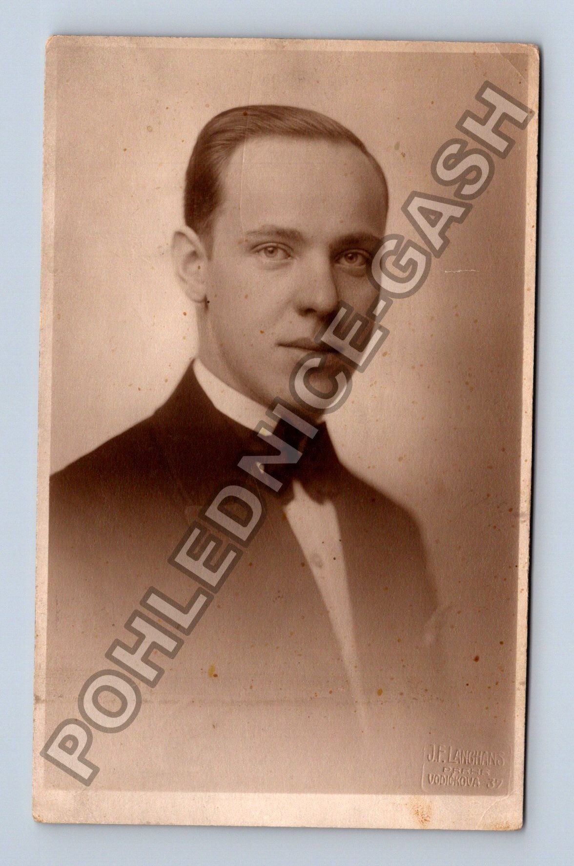 Stará fotografie Praha mladý muž v obleku (BM26747)