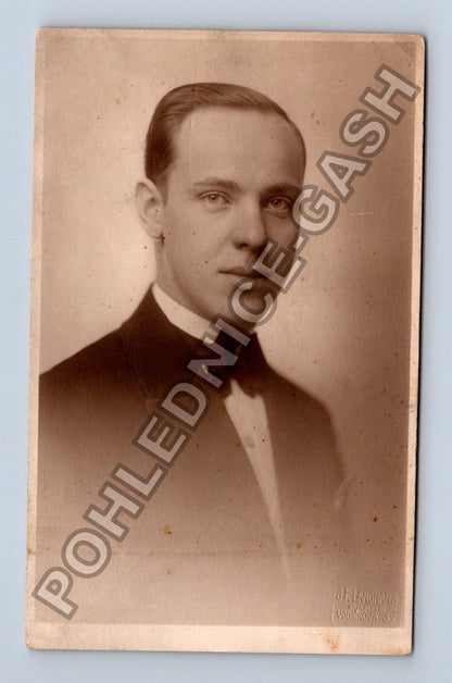 Stará fotografie Praha mladý muž v obleku (BM26747)