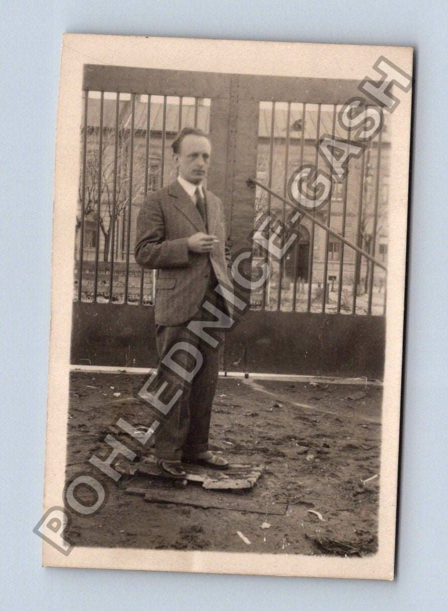 Stará fotografie muž v obleku venku (BM26753)