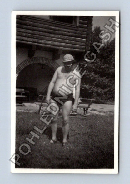 Stará fotografie muž v plavkách v zahradě (BM26754)