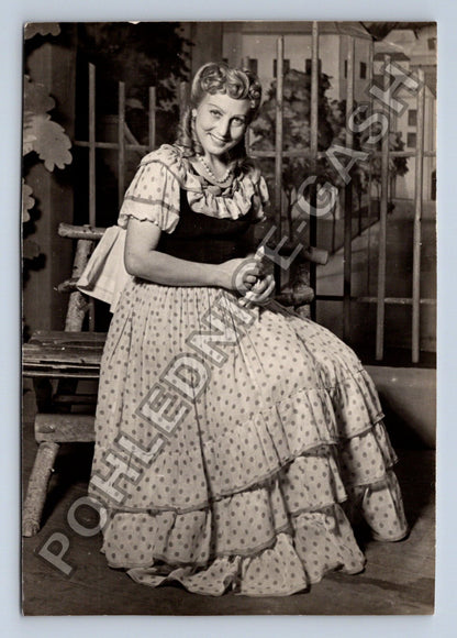 Stará fotografie žena v puntíkatých šatech 1955 (BM26763)