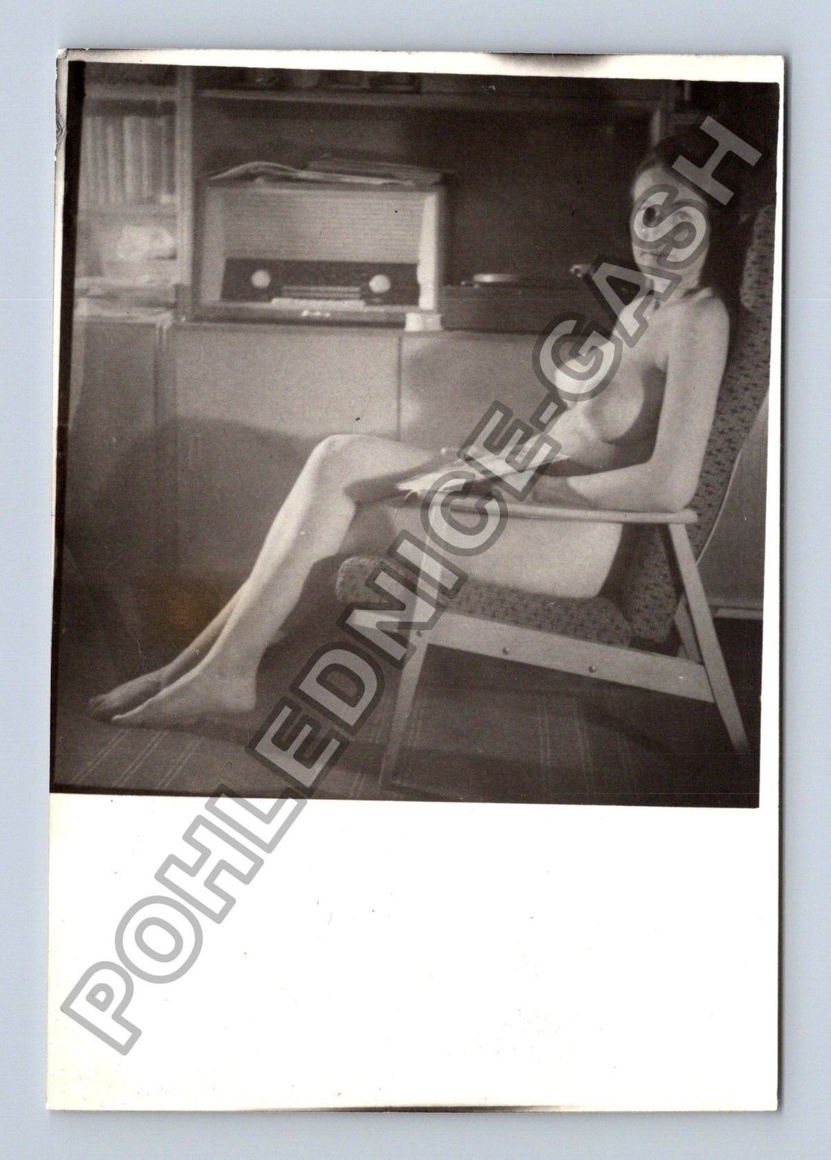 Stará fotografie žena ležící na lehátku erotika (BM26793)