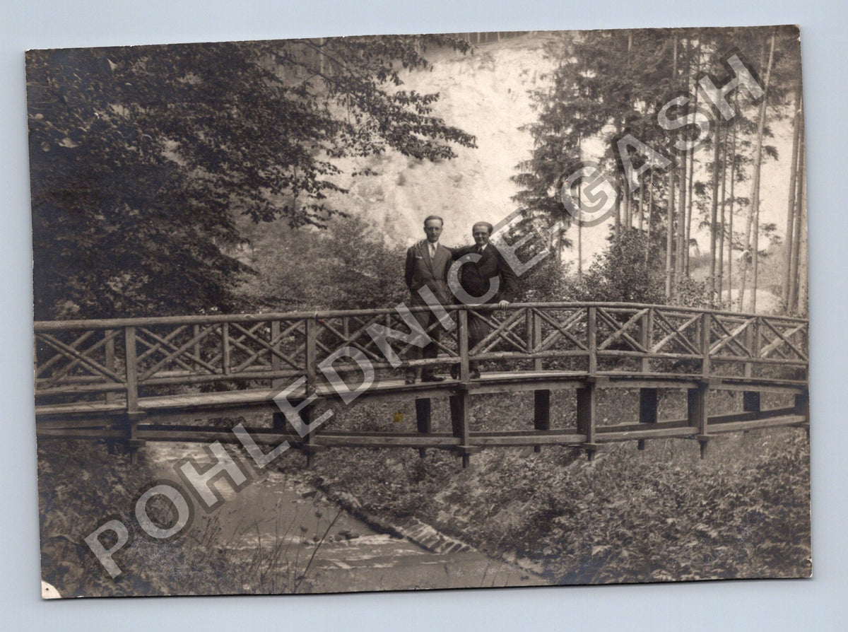 Stará fotografie muži na dřevěném mostě v přírodě (BM26799)