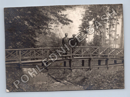 Stará fotografie muži na dřevěném mostě v přírodě (BM26799)