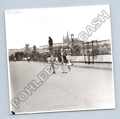 Stará fotografie Praha Karlův most rodina (BM26806)