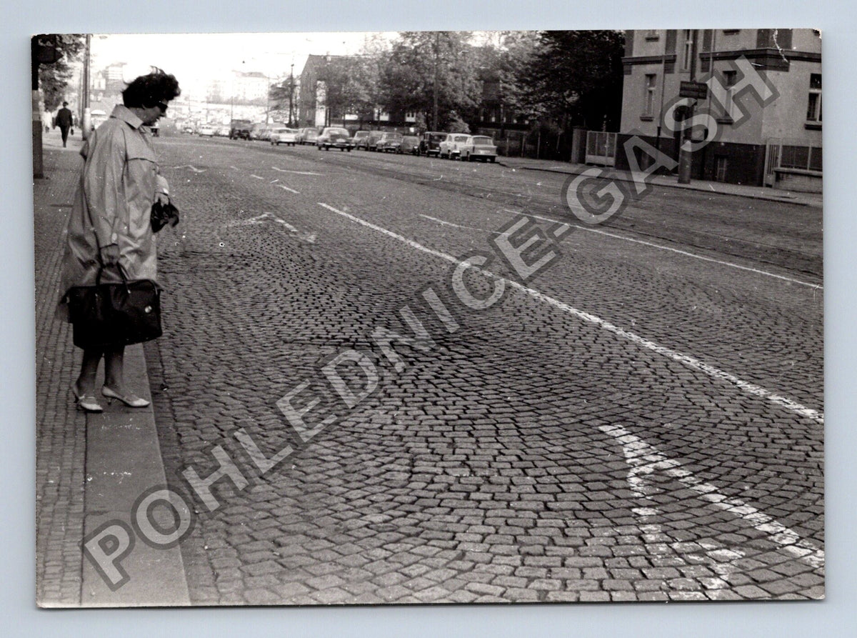 Stará fotografie žena na ulici s dlažbou a auty (BM26807)