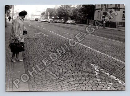 Stará fotografie žena na ulici s dlažbou a auty (BM26807)