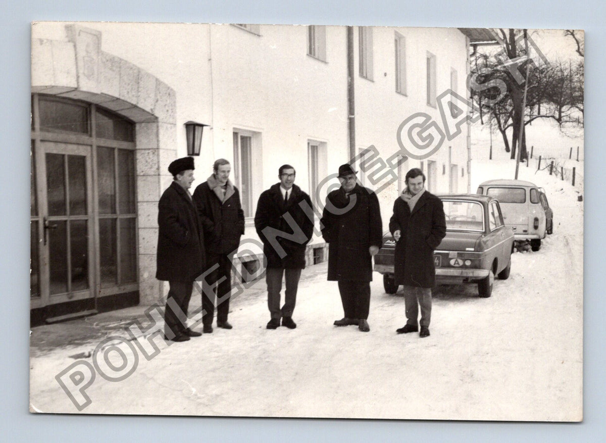 Stará fotografie skupina mužů u budovy a aut v zimě (BM26808)