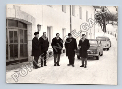 Stará fotografie skupina mužů u budovy a aut v zimě (BM26808)