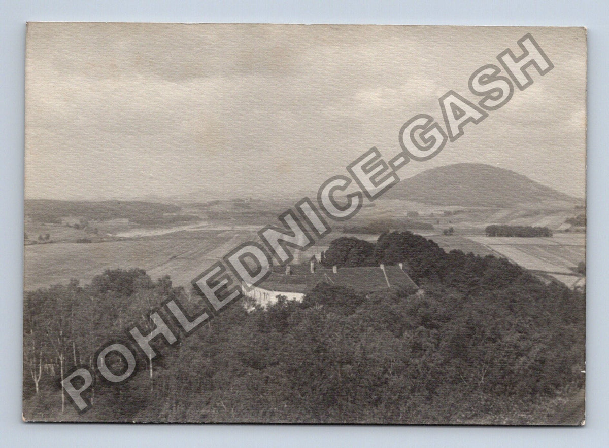 Stará fotografie kopcovitá krajina s budovou a stromy (BM26810)