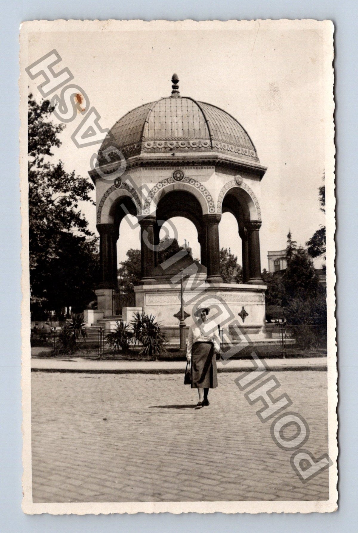 Stará fotografie Istanbul žena u kašny (BM26814)