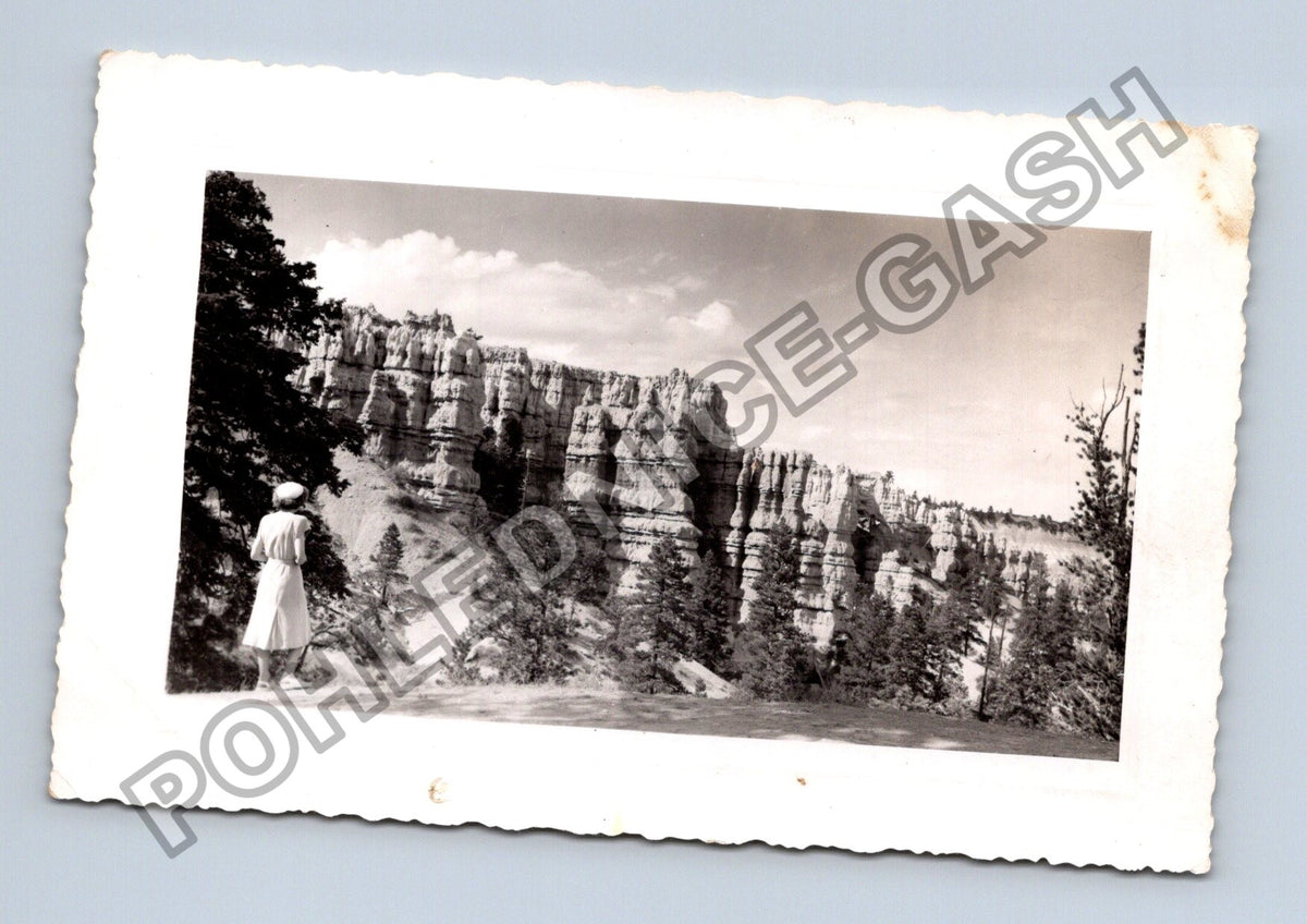 Stará fotografie žena v krajině s pískovcovými útvary (BM26827)