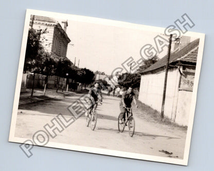 Stará fotografie dva muži na kolech na cestě (BM26843)