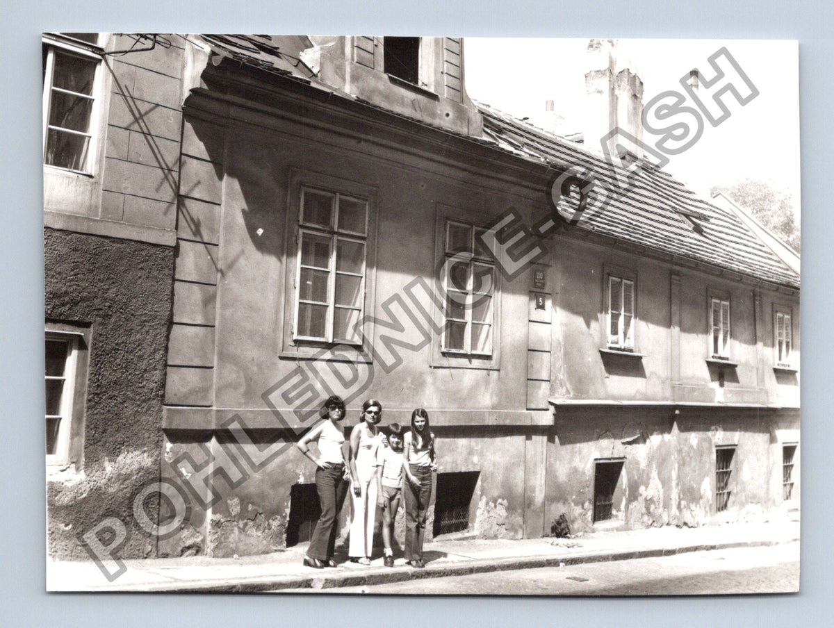 Stará fotografie skupina mladých lidí před domem (BM26850)