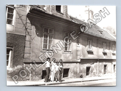 Stará fotografie skupina mladých lidí před domem (BM26850)