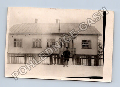 Stará fotografie muž před domem v zimě (BM26857)