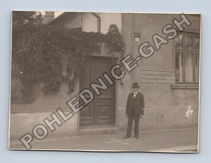 Stará fotografie muž v klobouku před domem (BM26861)
