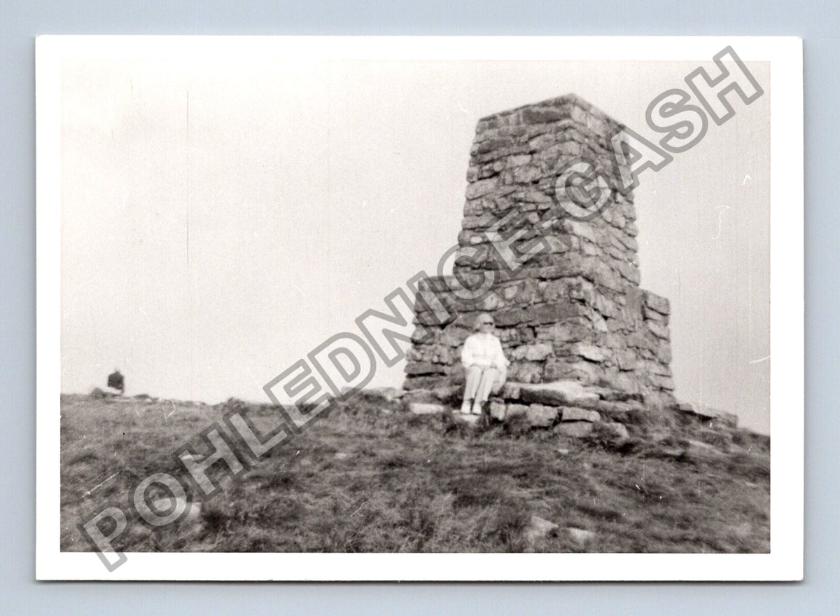Stará fotografie žena u kamenného monumentu (BM26864)