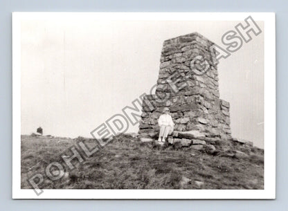 Stará fotografie žena u kamenného monumentu (BM26864)