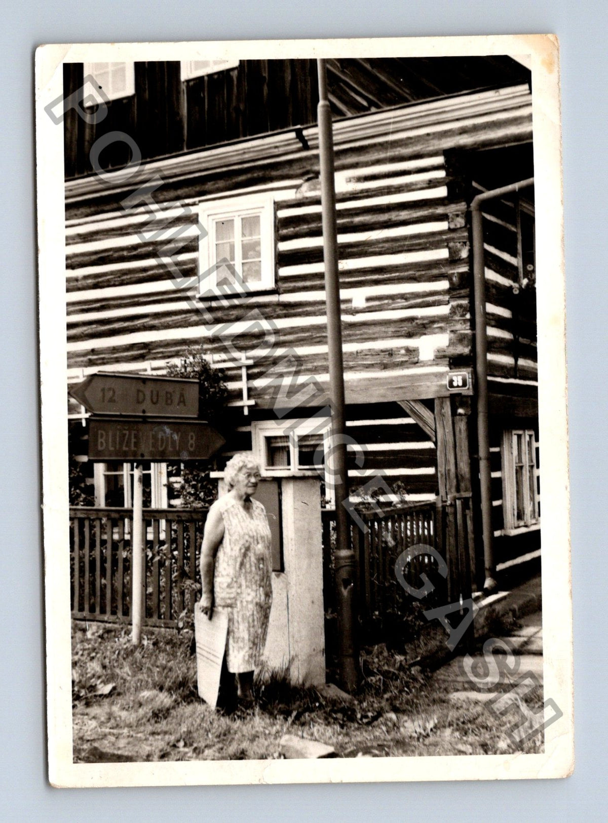Stará fotografie Dubá venkovský dům a žena (BM26865)