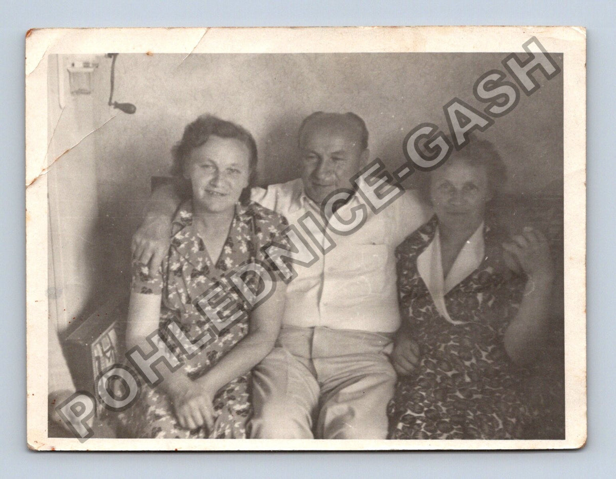 Stará fotografie tři lidé objímající se (BM26867)