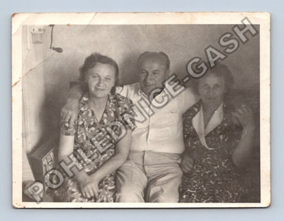 Stará fotografie tři lidé objímající se (BM26867)