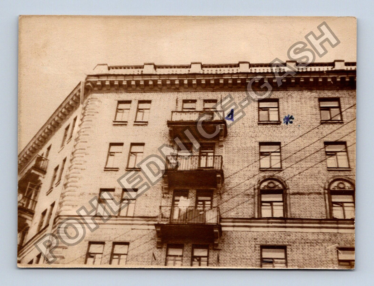 Stará fotografie bytového domu s poznámkou (BM26868)