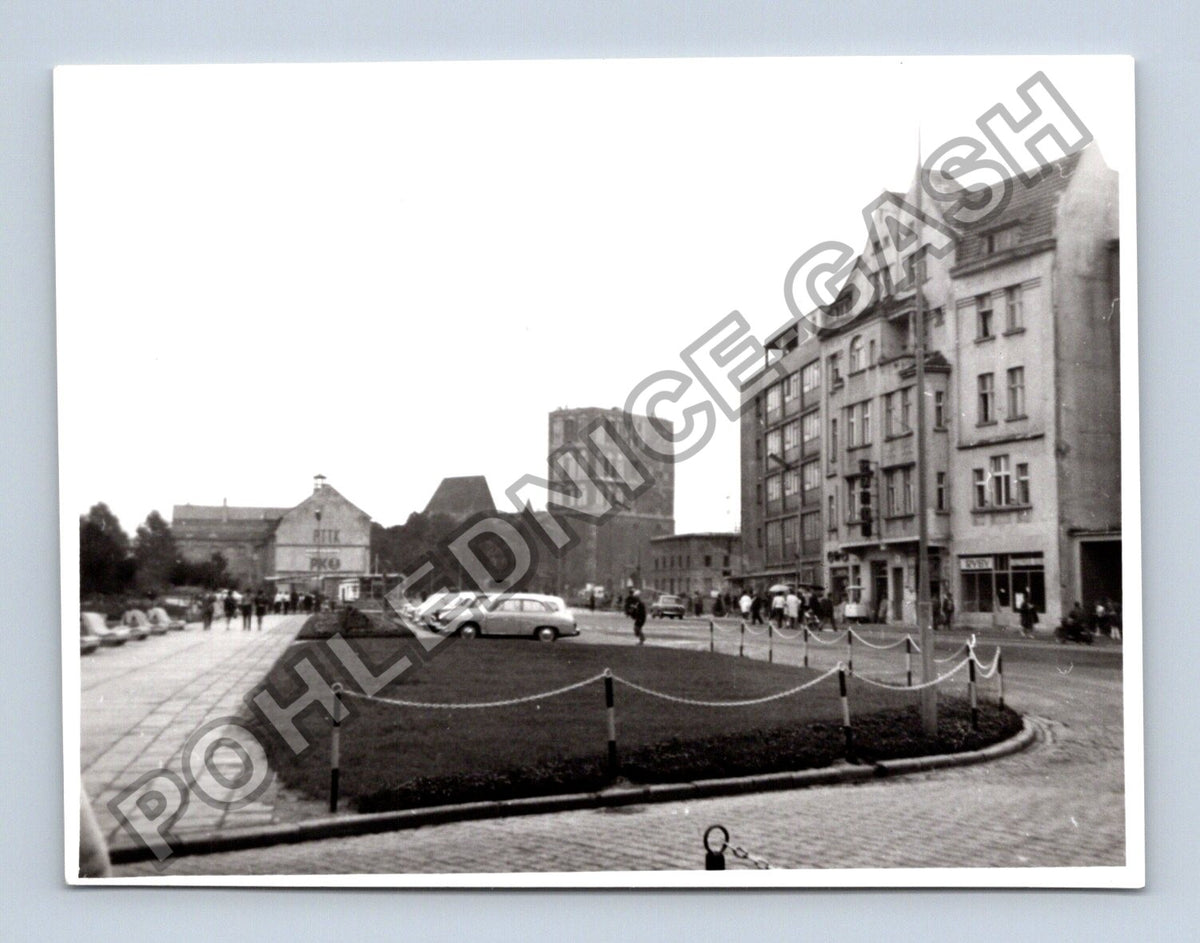 Stará fotografie Kolobrzeg ulice s budovami a auty 1967 (BM26871)