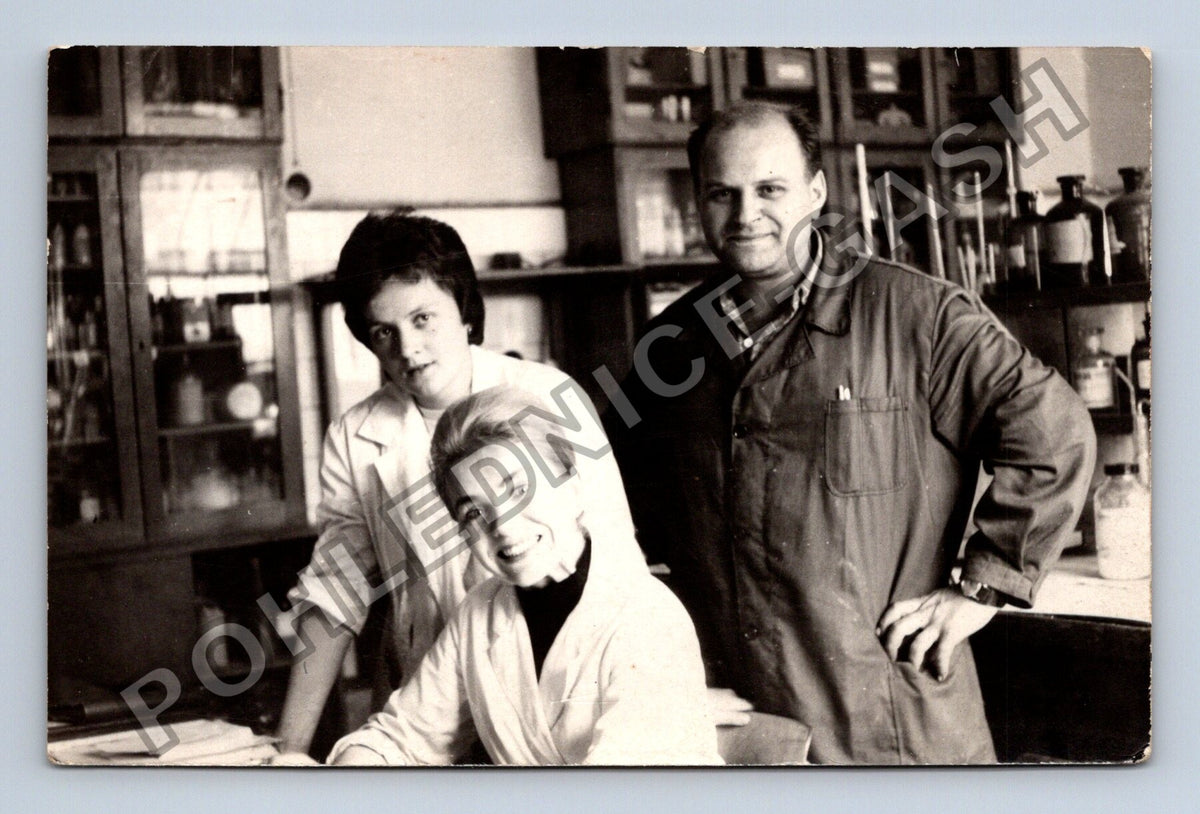 Stará fotografie tři osoby v laboratoři/kanceláři (BM26874)
