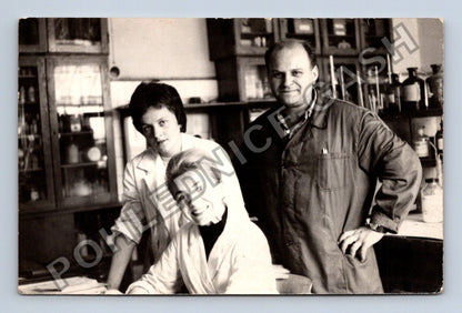 Stará fotografie tři osoby v laboratoři/kanceláři (BM26874)