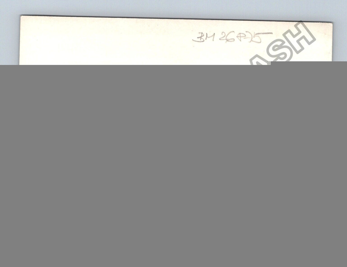 Stará fotografie rybář s dýmkou opravuje sítě na pláži (BM26875)