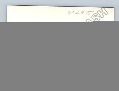 Stará fotografie rybář s dýmkou opravuje sítě na pláži (BM26875)