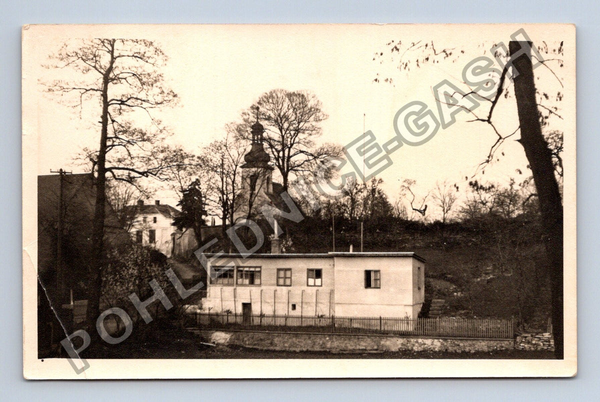 Stará fotografie venkovská zástavba s kostelem (BM26881)