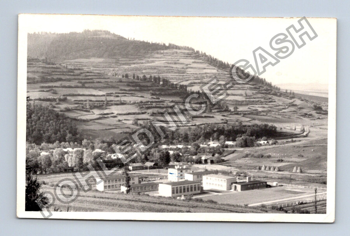 Stará fotografie krajina s budovami a kopcem (BM26889)