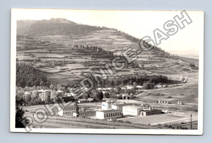 Stará fotografie krajina s budovami a kopcem (BM26889)