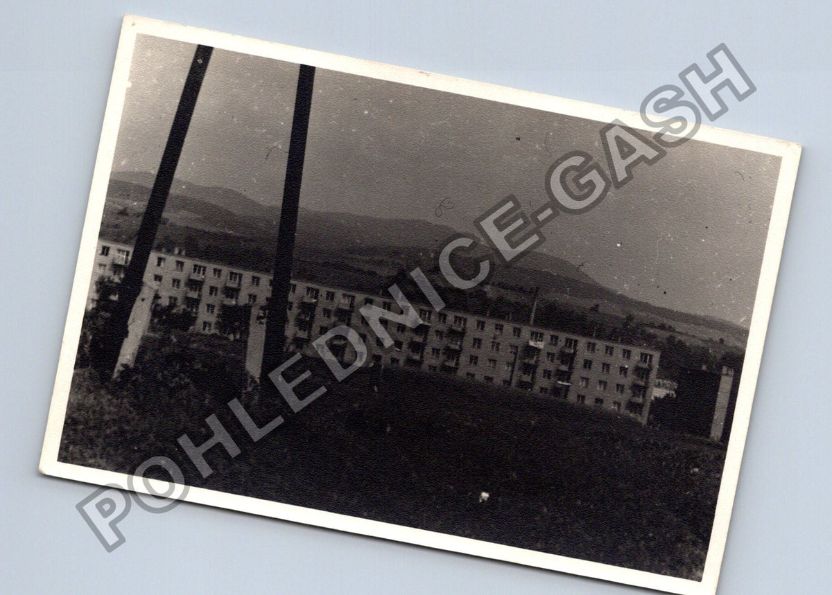 Stará fotografie panelový dům v krajině (BM26893)