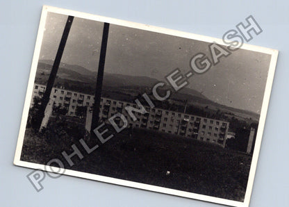 Stará fotografie panelový dům v krajině (BM26893)
